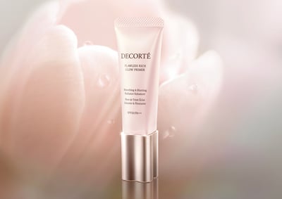 ピンクのチューブ状のコスメアイテムのキービジュアル