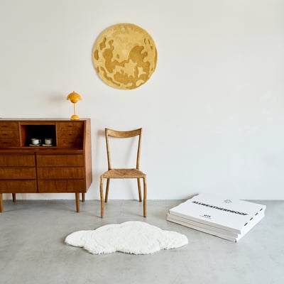 月と雲のラグを置いた部屋