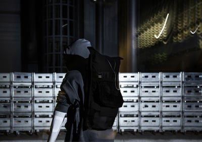 バックパックを背負った男性の後ろ姿