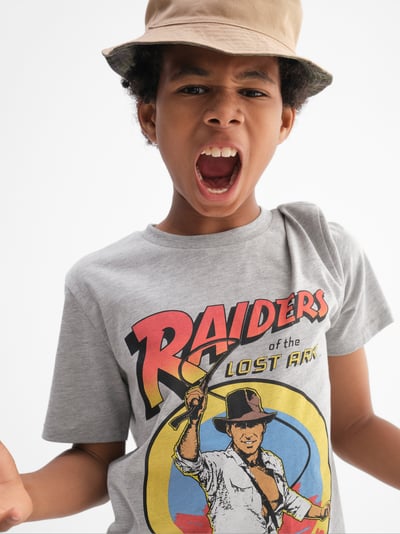 コラボTシャツを着た男の子