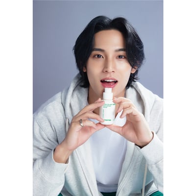 スキンケアを持った黒髪センターパートの男性