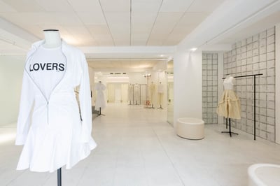 ���ڤˡ������ƥ���Ť��ޥͥ����������äƤ���