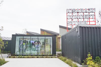 看板とガラス張りのディスプレイ