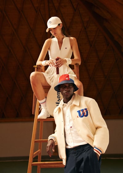 商品を着た男女