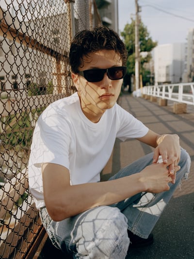 LunettaBADAのアイウェアを着用する男性モデルの画像