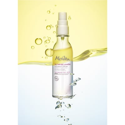 水溶性成分とオイル成分の2層式のスキンケア製品 イエローと水の2層の背景