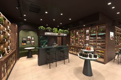 木目調の棚や装飾品と、植物が混在した空間