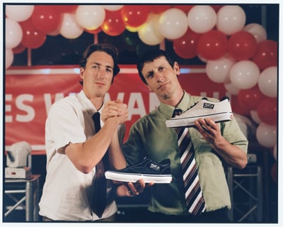 ヴァンズのスニーカーを持ったプロスケーターのローリー?ミランスとダニー?ブラディー