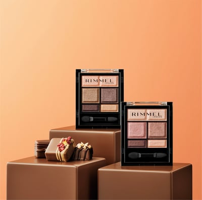 オレンジの背景にアイシャドウパレットが2つ並ぶ写真