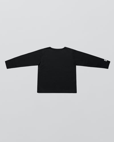 黒い長袖Tシャツ