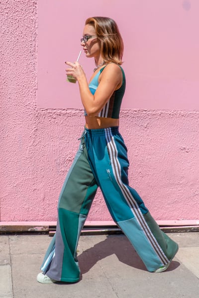 コラボアイテムを着た女性が歩いている