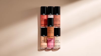 ベージュの背景にカラフルなリキッドのボトルが並べられている