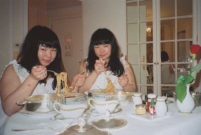 双子が食事をしている様子