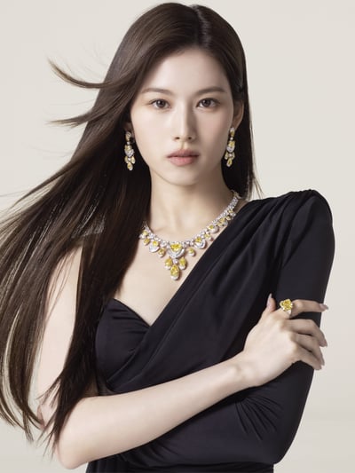 イギリスのジュエリーメゾン「グラフ」のジュエリーを纏ったグローバルガールズグループのメンバー・サナ