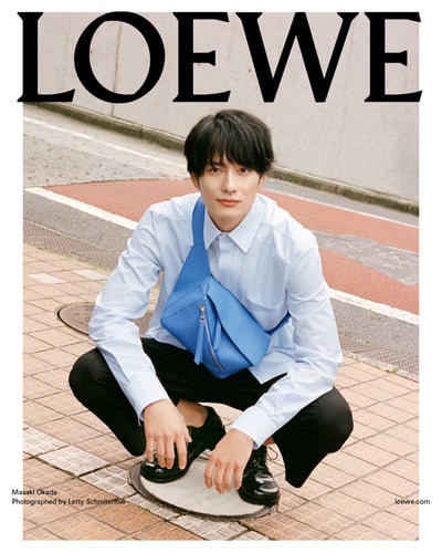 ロエベの岡田将生を起用したパズルトートのキャンペーンビジュアル