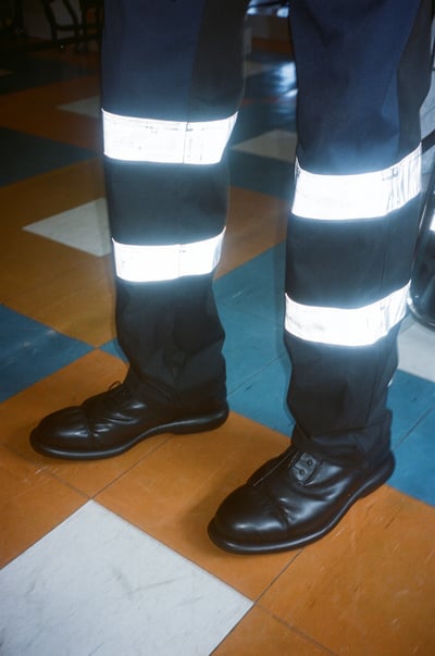 シューズを履いた人の足元