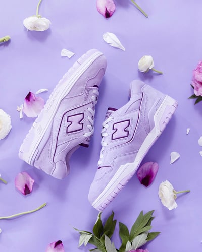 パープルにお花が散りばめられた背景にシューズが置いてある