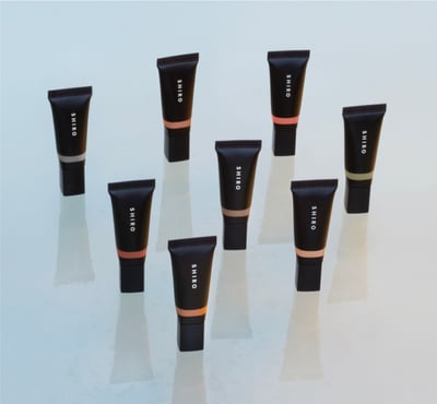 チューブ型のアイシャドウが10個並んだ写真