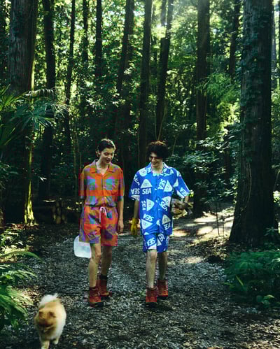 ポーズをとるモデルと犬