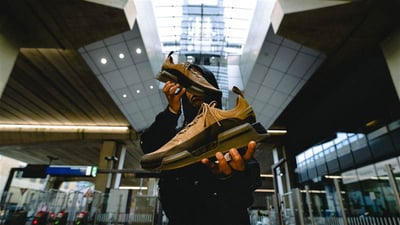 新作を手に持っている