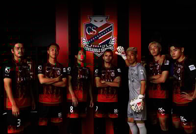 ユニフォームを着用した選手が7人並んでいる