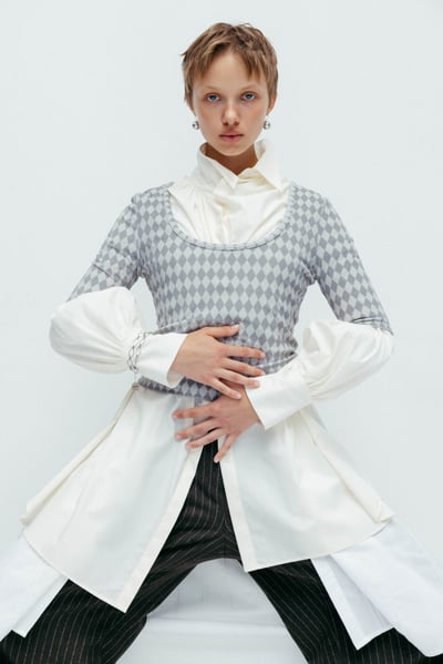 アイテムを纏った女性