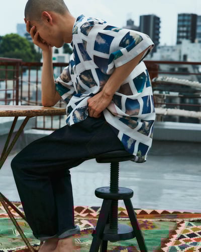 アイテムを着用した男性が屋上に座っている