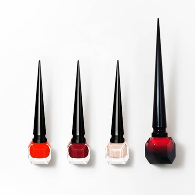 大サイズのネイル1本と小サイズのネイル3本