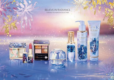 水面に並べられた複数のコスメと花火のイラスト