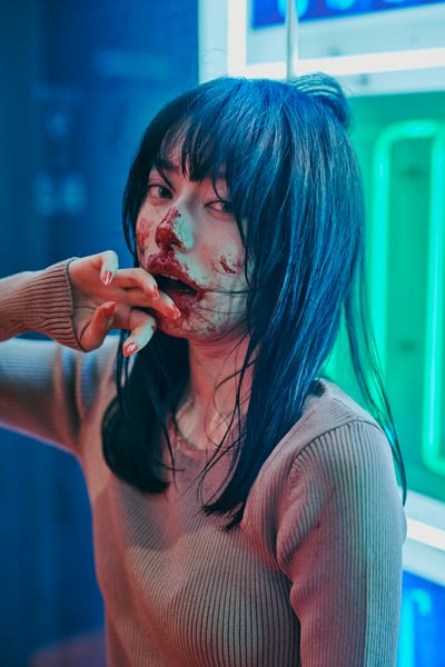 血がついた顔の女性