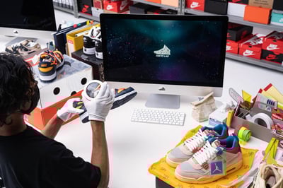 鑑定士がスニーカーを鑑定している