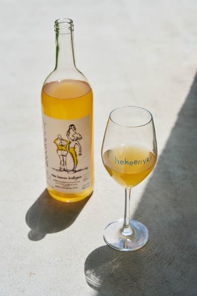 ワインボトルとグラスワイン