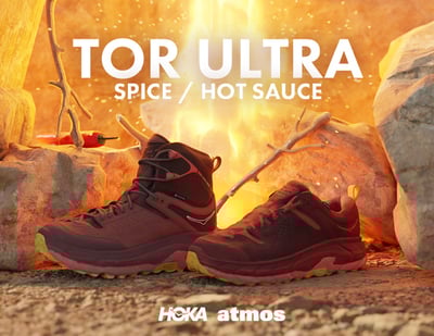 アウトドアな背景にアイテムが並んでいる