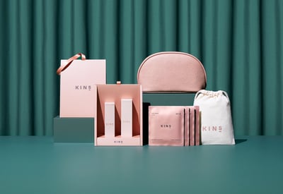 ブルーグリーンの背景に、3種のセットが映る写真