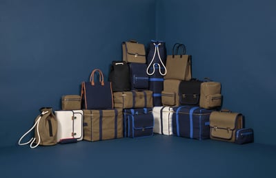 バッグが壁に沿って積まれている