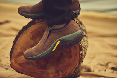 新作を履いて丸太に足を乗せている