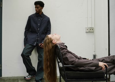 椅子に座っているモデルと立っているモデル