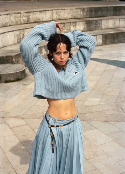 コラボアイテムを着用した女性