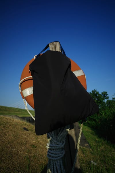 木の棒にかかったショルダーバッグ