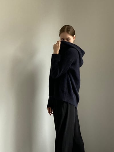 ニットを着た女性