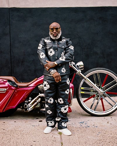 Levi's® x Denim Tearsのアイテムを着たバイカー