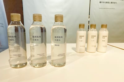 スキンケアボトルが6本並ぶ写真