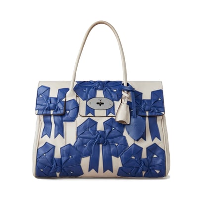 青いリボンのハンドバッグ