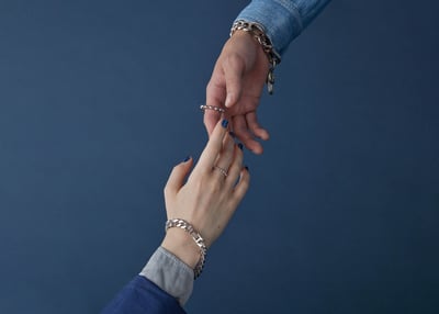 ブレスレットやリングをつけた手の画像