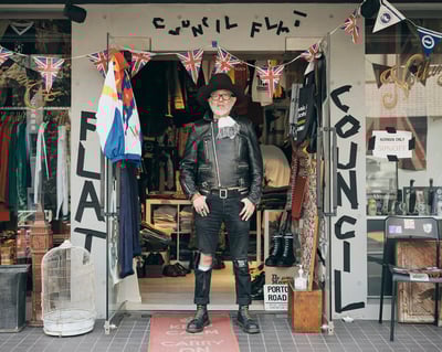 カウンシルフラットワンの前に馬場圭介が立っている