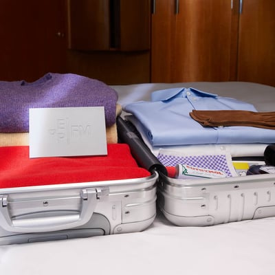 デスクに置かれたフレグランスキャンドル