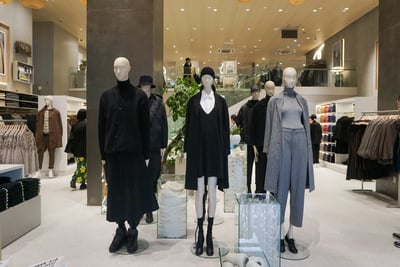 マネキンを設置した店内