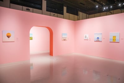 ピンクの壁の展覧会場