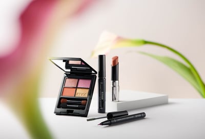 花の後ろに配置されたコスメ類