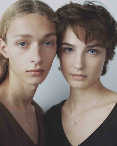 ペアジュエリーをつけたモデル